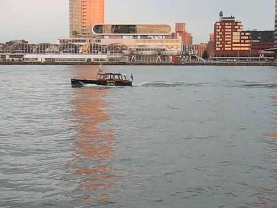 Rotterdam, Pays Bas : bateau et soleil couchant