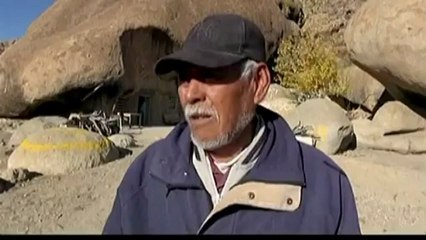 Sa maison a été construite dans un énorme rocher