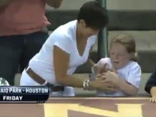 Une femme vole une balle de base-ball dans les mains d'une fillette !