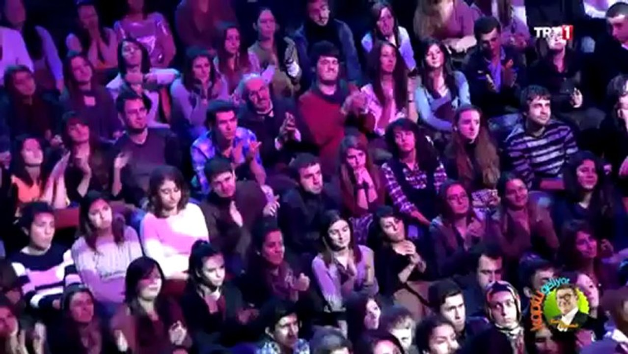 Burcu Esmersoy 'a Koptu Geliyor Anketi - Koptu Geliyor