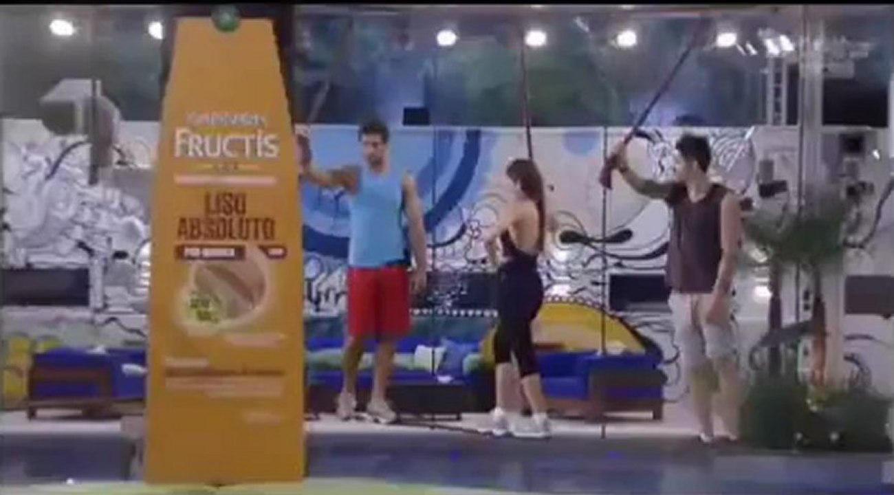 Fani mandando beijo pro Eli durante a prova do líder e ele retribuindo com meio coração 24/01