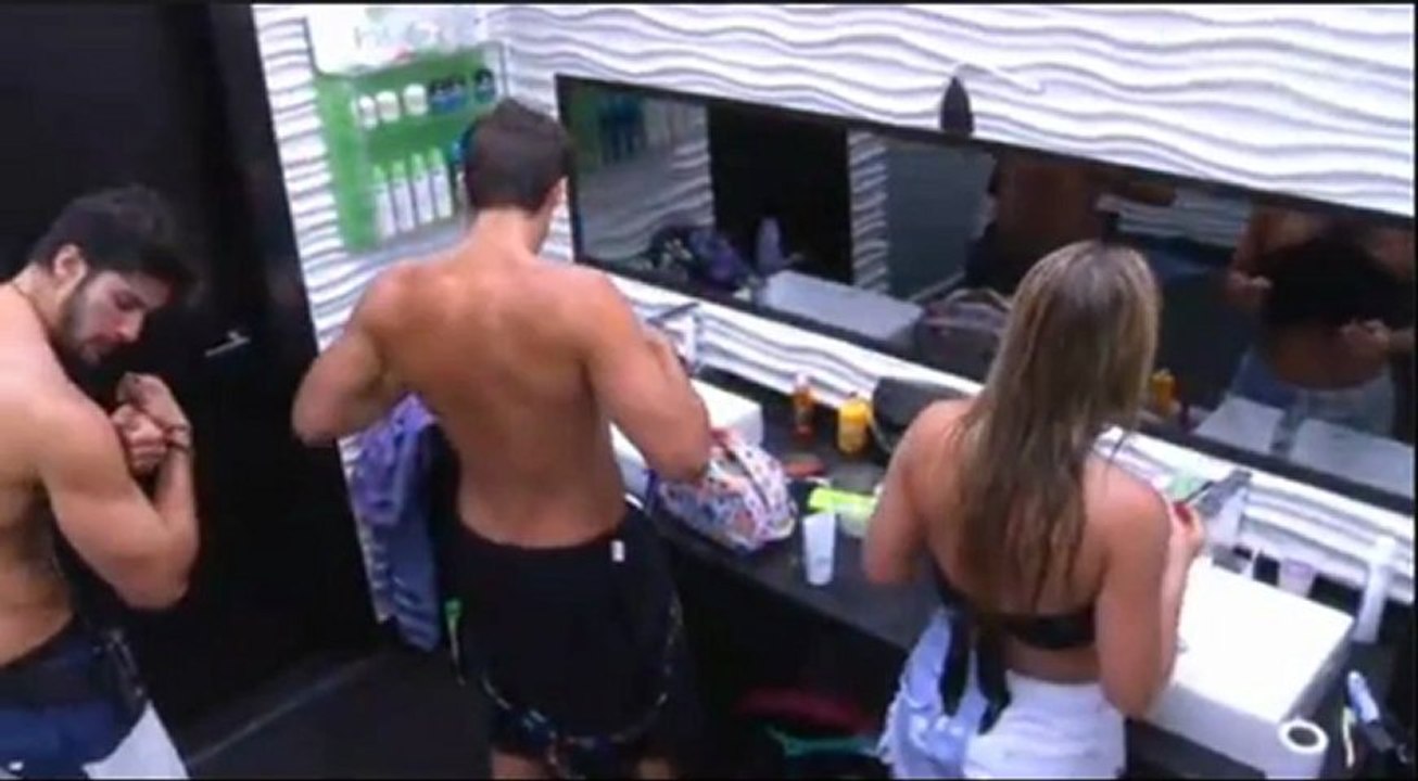 Eli cheirando e beijando o cabelo da Fani 25/01 tarde