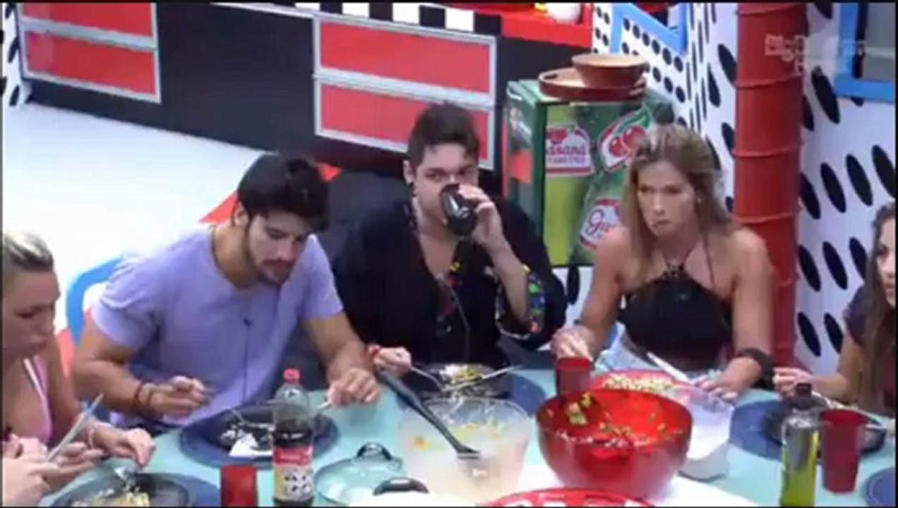 Eli piscando pra Fani no almoço 25/01