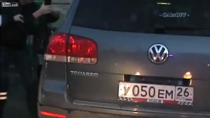 Gaza bastı ama cama yapışan polisten kaçamadı