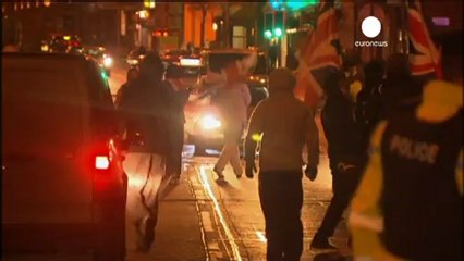 Belfast, nuovi scontri per la bandiera britannica