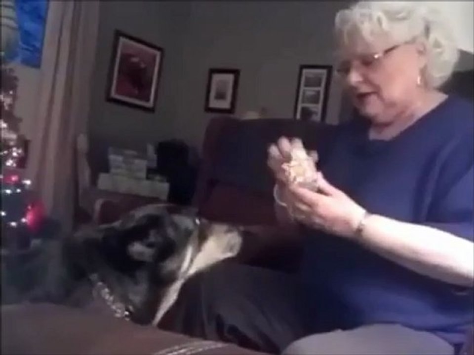 Découvrez la réaction de cette grand-mère à l'ouverture de son cadeau de Noël