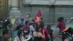 Manifestantes e policiais se enfrentam no Chile