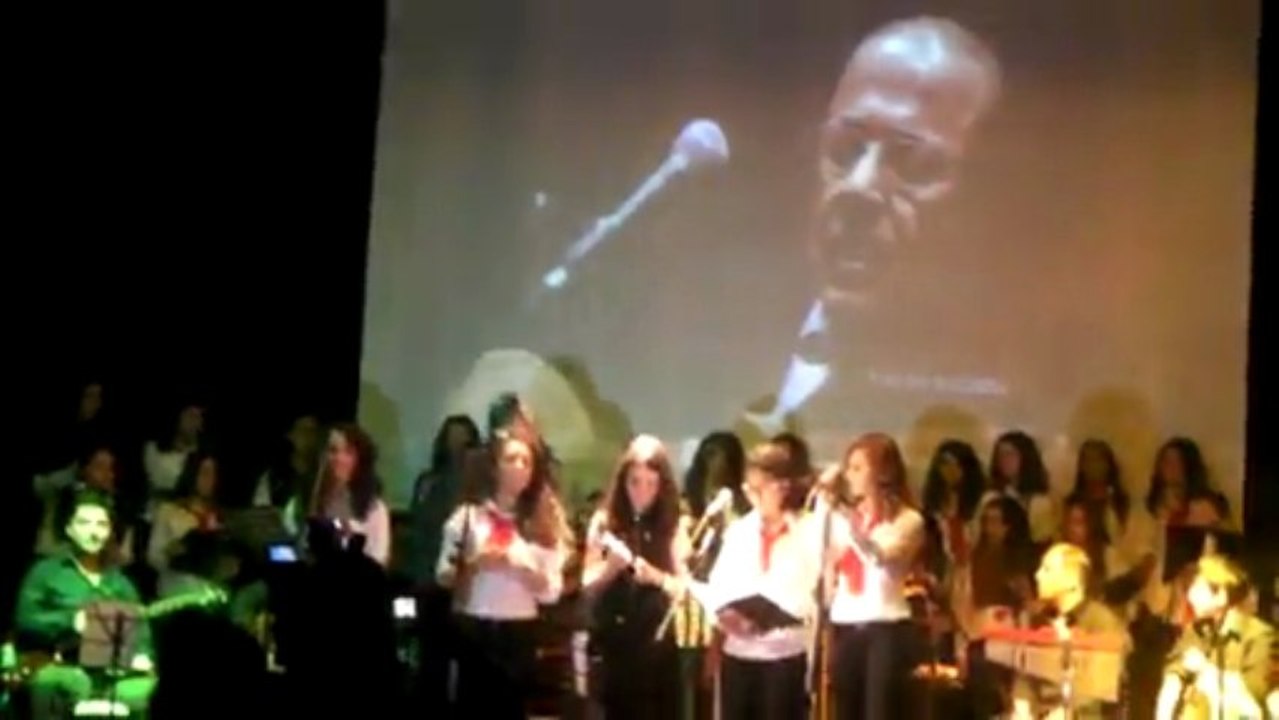 NEŞET ERTAŞI ANMA GECESİ GÜLŞAH SATIK VE SINIF ARKADAŞLARI İLE BİRLİKTE NEŞET ERTAŞTAN BİR TÜRKÜSÜNÜ SESLENDİRİRKEN