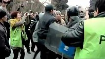 Policía y manifestantes se enfrentan en Azerbaiyán por...