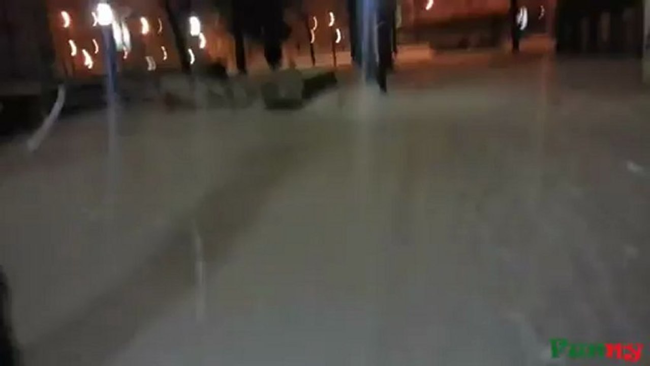 Drunk Man Discovering Snow Mec Bourré qui Découvre la Neige