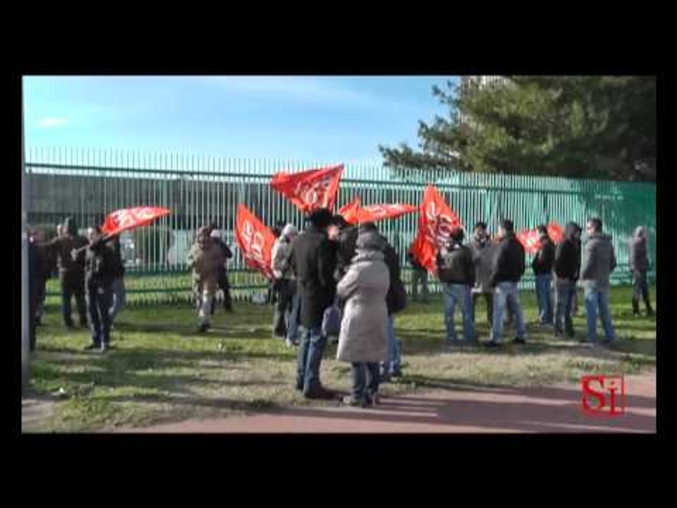 Pomigliano (NA) - Operai Fiat in catene: ridateci la dignità (25.01.13)