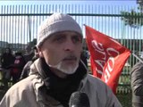 Pomigliano (NA) - Protesta operai incatenati cancelli fabbrica (25.01.13)
