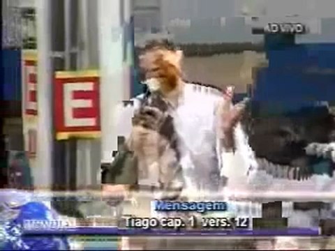 Apostolo Valdemiro Boiadeiro trata mal fiel na sua Igreja - 2009