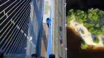 En Ukraine, un jeune homme escalade un pont à mains nues