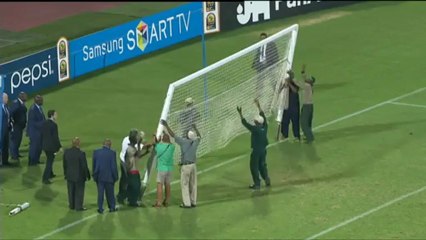 Tutti fermi, è crollata una porta...