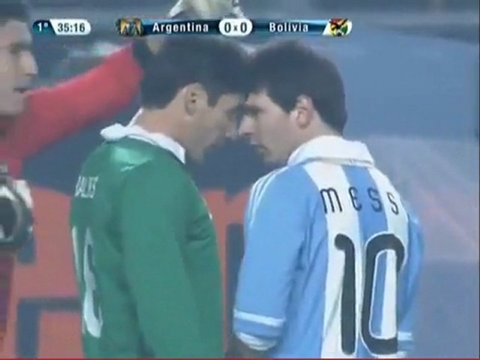 jugador de bolivia rosa su narises a messi a lo muy gay
