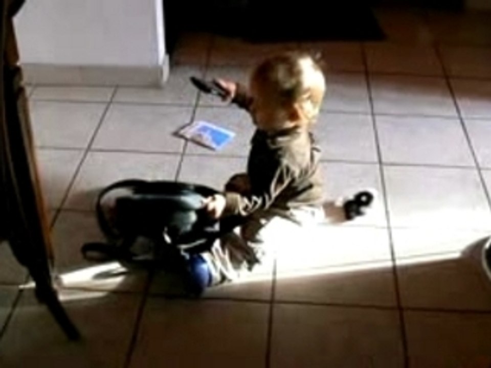 fouille du sac à main de maman