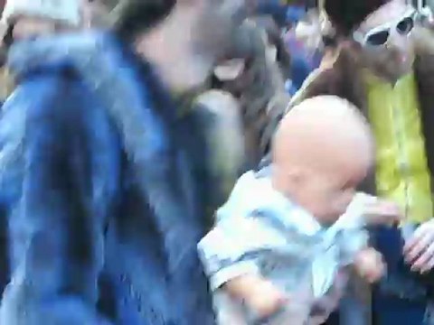 Manifestation en faveur du Mariage Gay : un bébé un peu secoué...