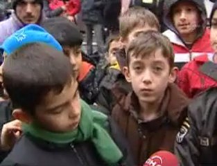 Gazdan zehirlenen anne ile çocukları gözyaşlarıyla uğurlandı