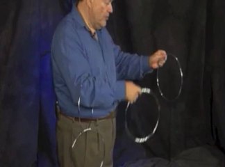 Tải video: Al Schneider Linking Rings by LandL Publishing (DVD) - Magic Trick