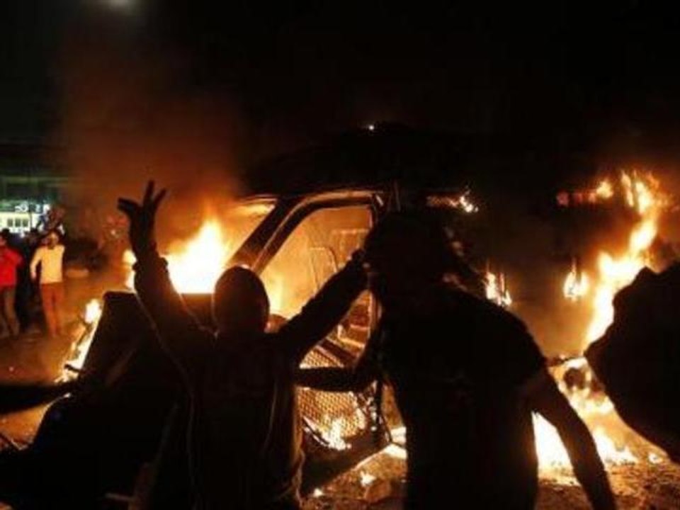 Egyptian protesters defy emergency law