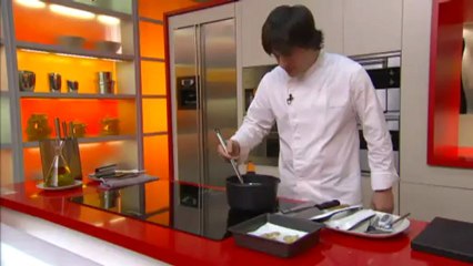 Peixet fregit amb carxofes i pols d'olives negres