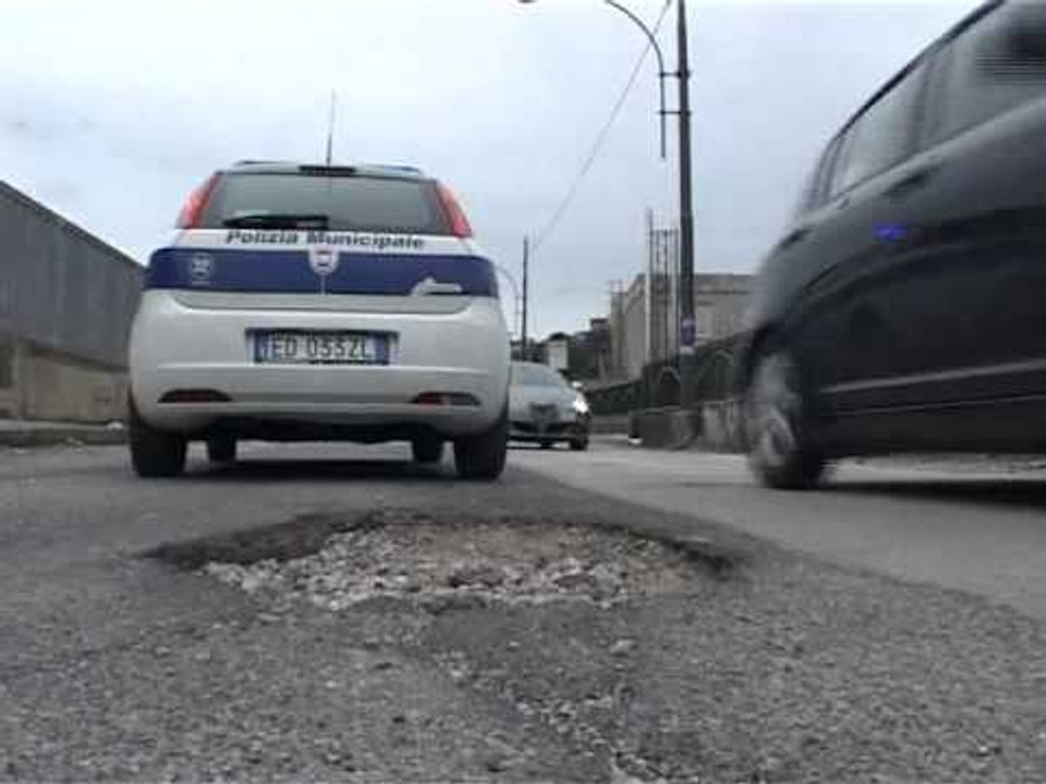 Napoli - Pattuglie polizia municipale a guardia delle buche (28.01.13)