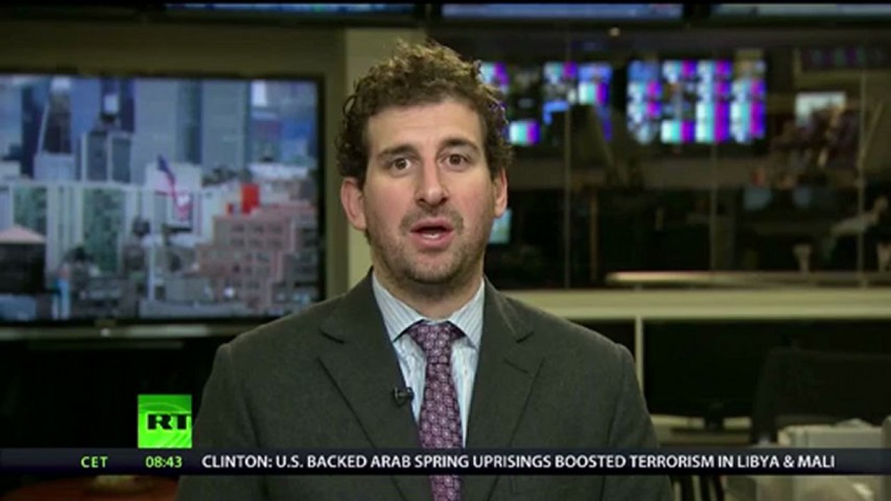 Keiser Report: Burgers, Banksters & Blackholes (E397)