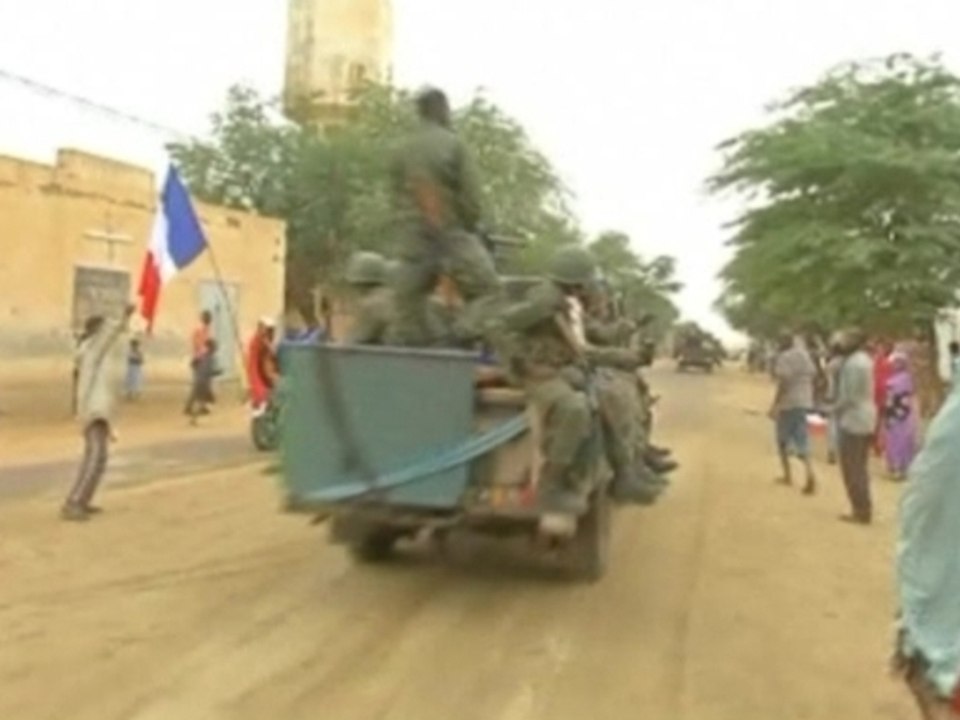 Cheers in Timbuktu as Malian, French troops arrive