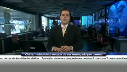 Motociclista escapa de ser esmagado por caminhão