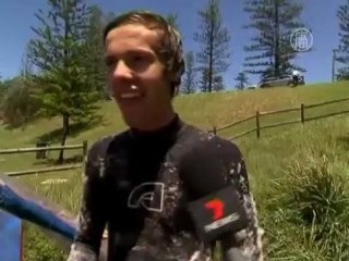 Природная пенная вечеринка на побережье Австралии