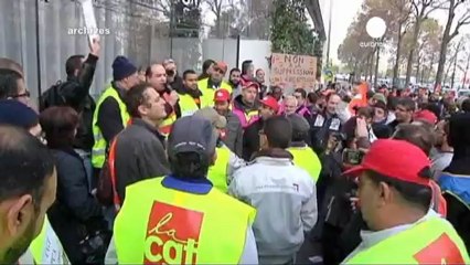 Court delays Peugeot job cuts