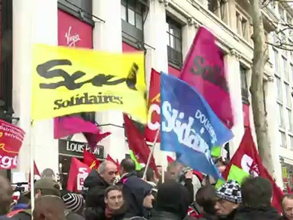 Des centaines d'employés de PSA, Candia, Sanofi devant Virgin