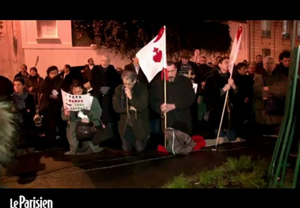 Mariage pour tous : à genoux, les intégristes catholiques prient dans la rue