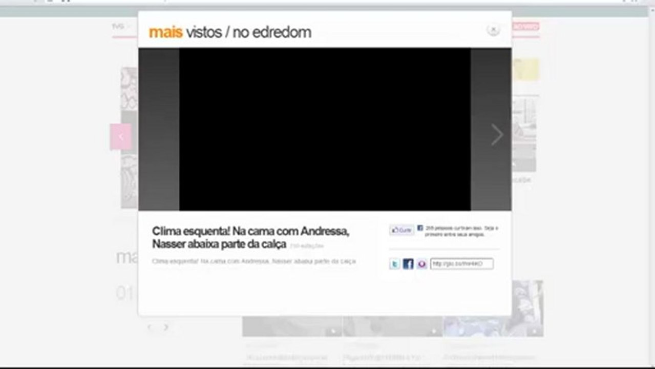 Nasser abaixa as calças para andressa.