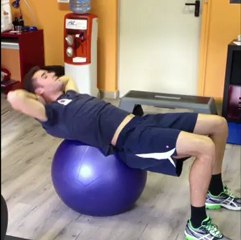 ADDOMINALI: crunch su fitball