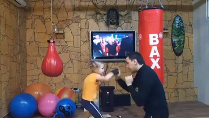 Küçük kız boksun kitabını yazmış