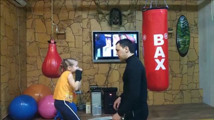 Cette petite fille boxe comme une vraie professionnelle