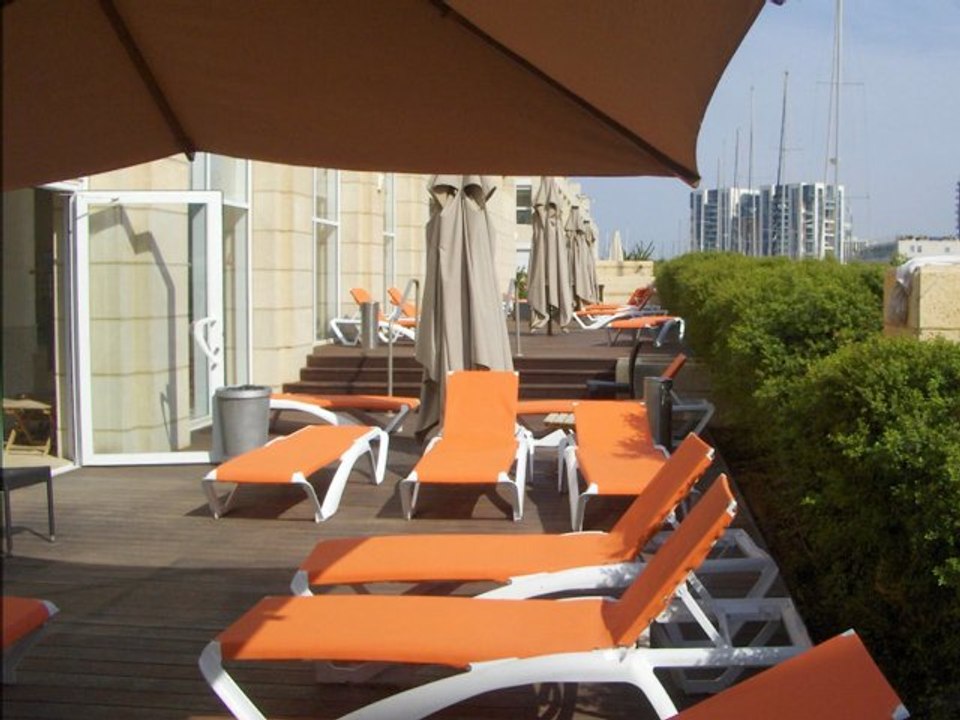 short term rental Herzliya Pituach Marina :pool nad parking