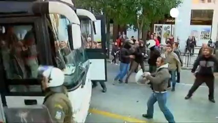 Violentos enfrentamientos en las calles de Atenas entre...