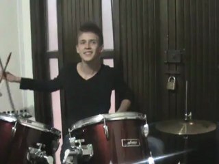 El mono tocando bateria