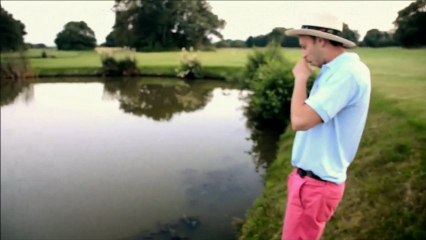 Ivre, il tente de jouer au golf