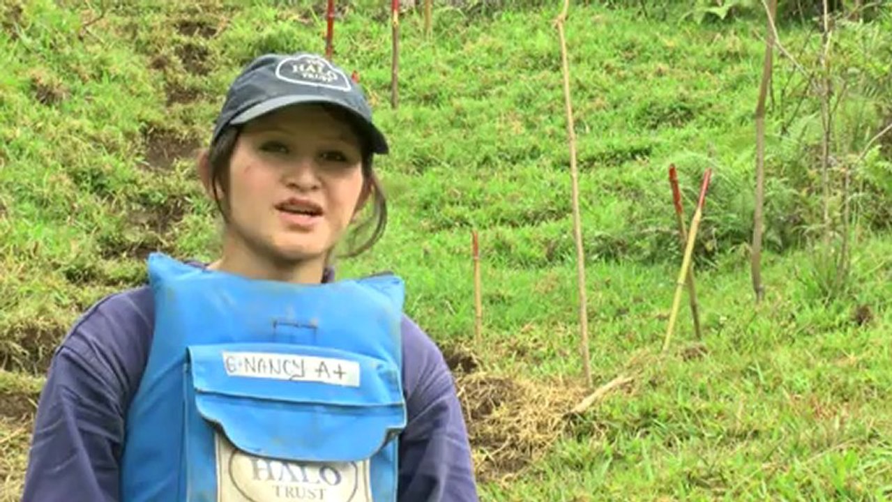 Colombian farmers dig up landmines
