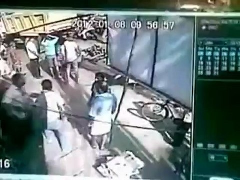 Авария мотоциклист на пополам [480p]