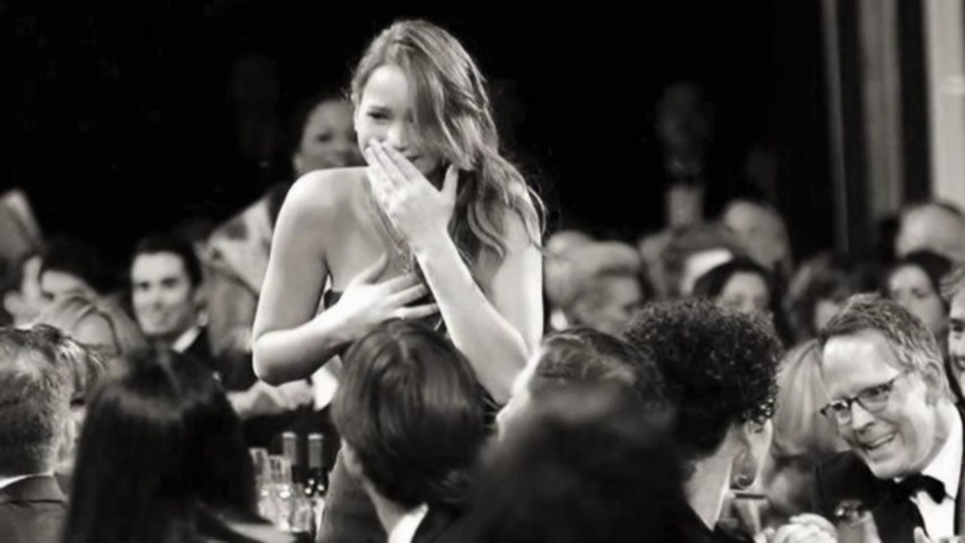Jennifer Lawrence S Wardrobe Malfunction At Sag Awards Video