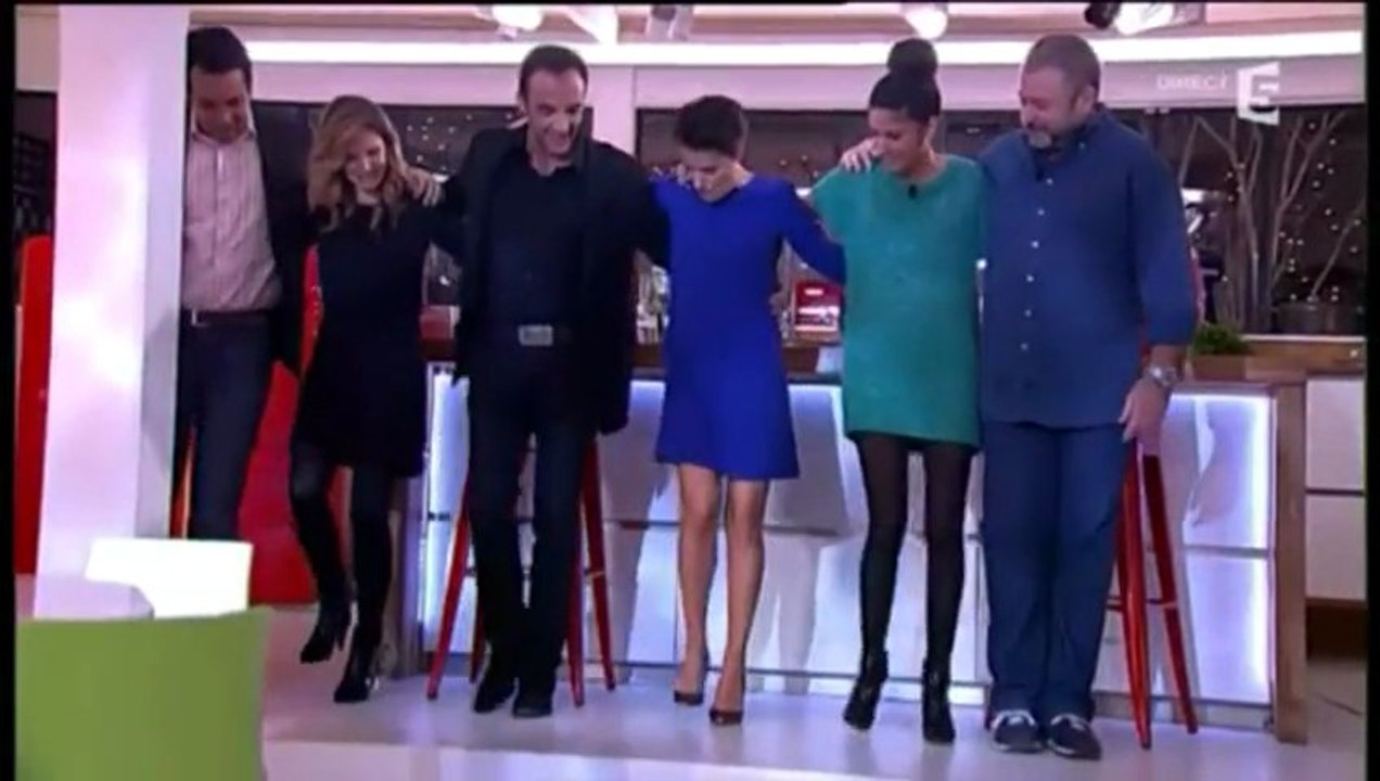 Nikos Aliagas apprend a danser le sirtaki à l'équipe de "C à vous"