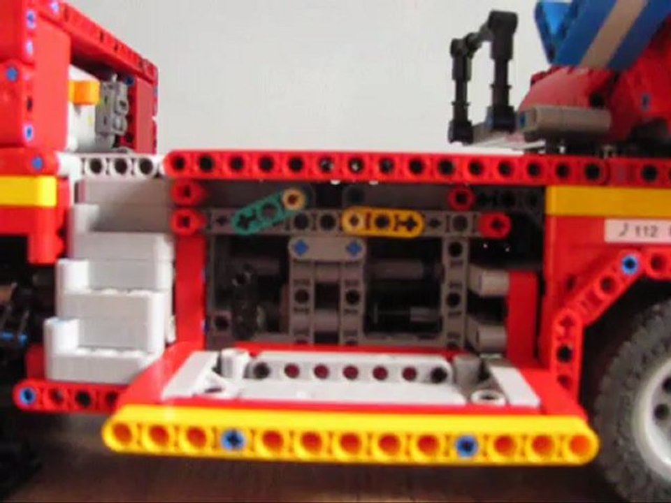 camion de pompier à échelle en lego technic