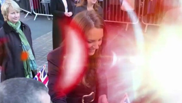 La Duchesse de Cambridge Kate Middleton regarde des survêtements de maternité