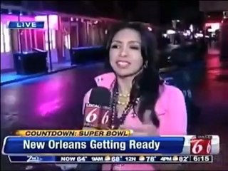 Une journaliste gére un videobomb