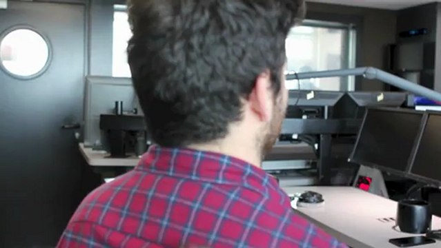 Stéphanie masse les oreilles de l'équipe avec ses pieds !